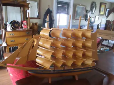 Beau voilier en bois avec 5 voiles 39 po de longueur et 24 po de hauteur en excellente condition