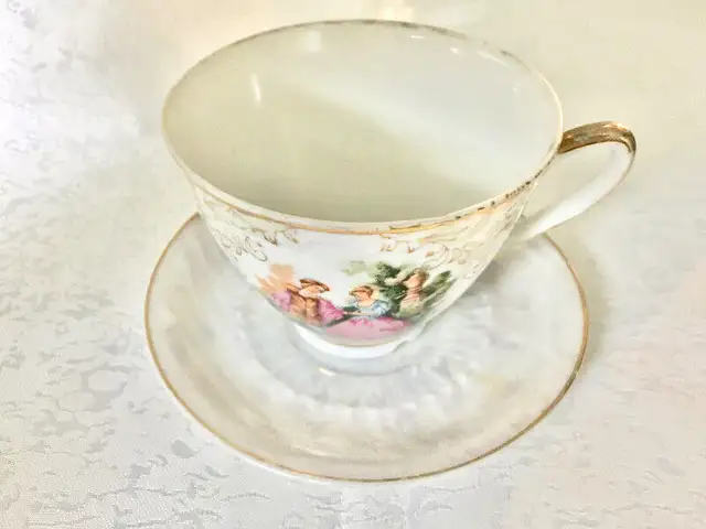 Vintage teacup & saucer white lustreware, courting couple, Japan in Arts & Collectibles in City of Montréal - Image 3
