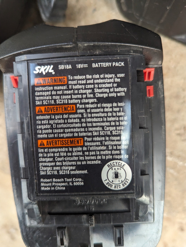 Pair of skil 18 volt batteries and charger in Power Tools in St. Catharines - Image 2