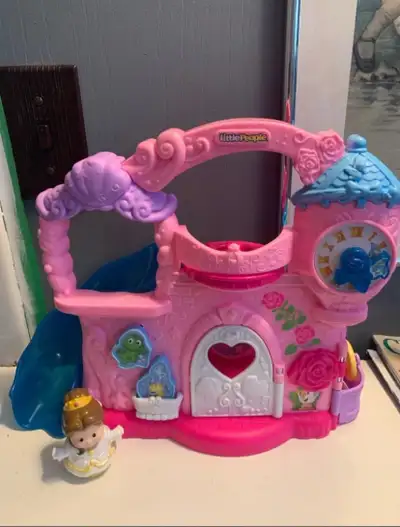 Fisher Price Little People Castle with Belle This Little People castle is ready for new adventures!...