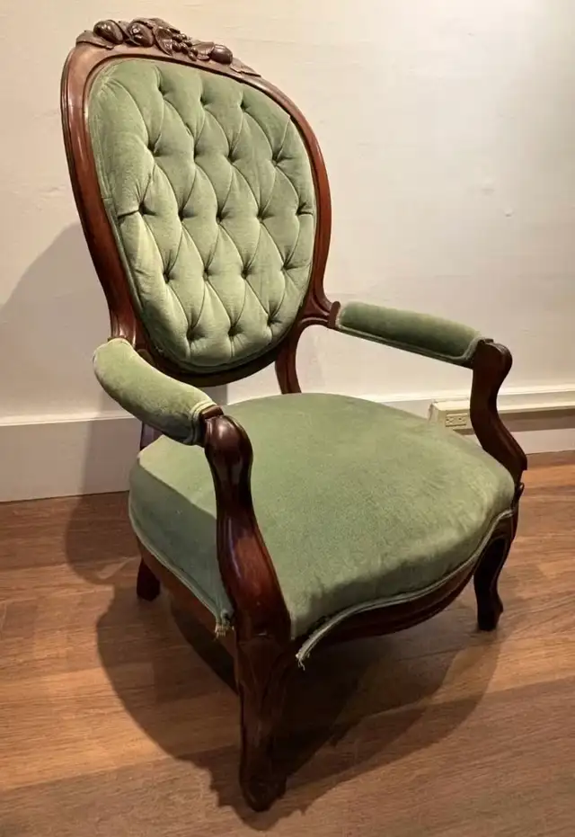Antique Armchair in Chairs & Recliners in Markham / York Region - Image 3