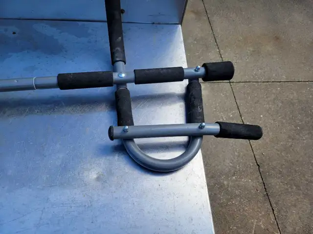 Multi-Grip Doorway Pull-Up Bar in Exercise Equipment in Windsor Region - Image 5