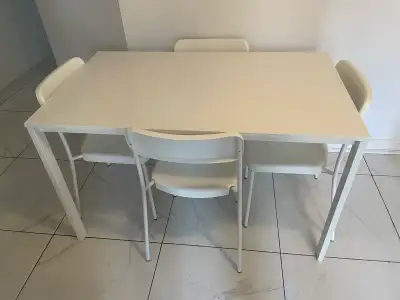 4 chaises et 1 table de cuisine / 4 chairs and 1 kitchen table, View more