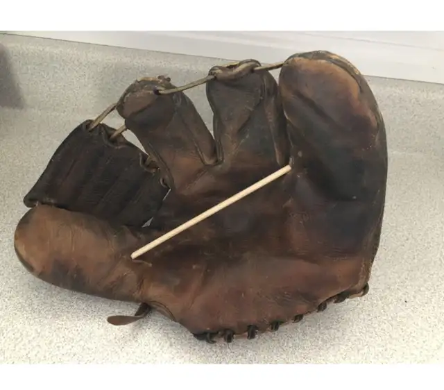 Vintage Baseball Glove Three Fingered in Arts & Collectibles in Ottawa - Image 3