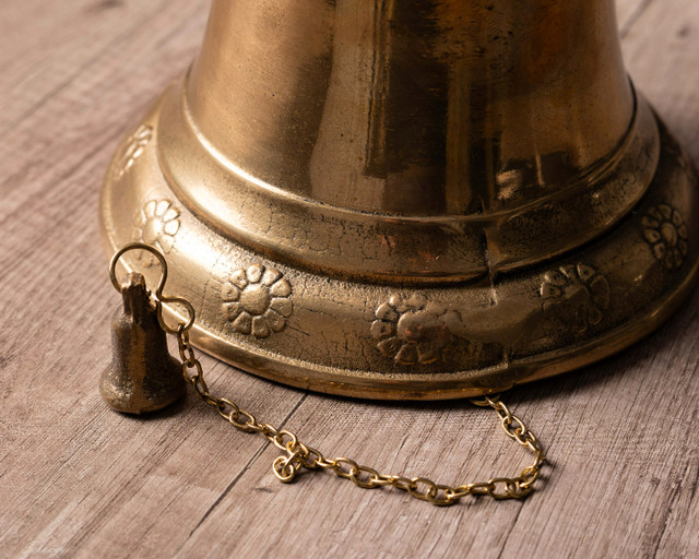 vintage brass bell in Arts & Collectibles in Markham / York Region - Image 2