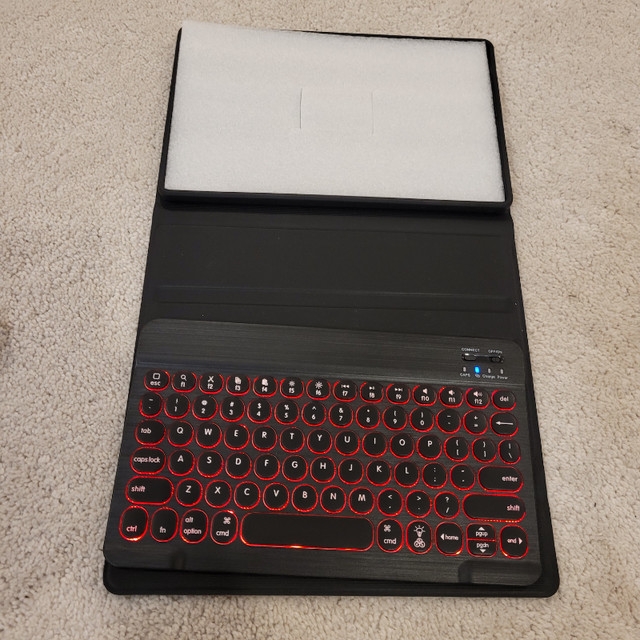 Backlit Wireless Keyboard Case for 10.6 Inch tablet, IPad, Black in iPad & Tablet Accessories in Ottawa - Image 2