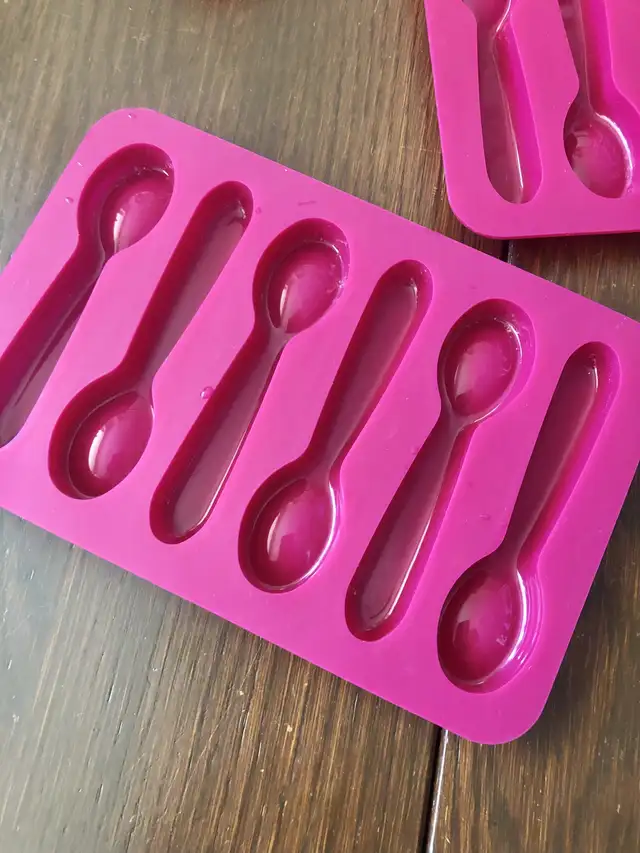 Silicone Chocolate Candy Molds Mold Craft Spoon Lips Hearts in Hobbies & Crafts in Calgary - Image 3