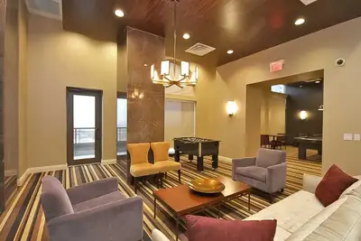 SPACIOUS & BRIGHT ONE BEDROOM + CONDO IN SQUARE ONE, MISSISSAUGA