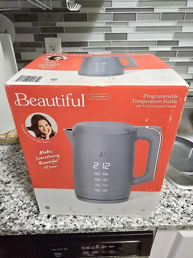 Beautiful Kettle in Toasters & Toaster Ovens in Markham / York Region - Image 2