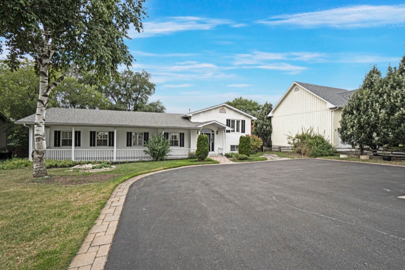 Furnished 4Bed 5Bath Luxury Home on Half Acre Lot in Pickering Long