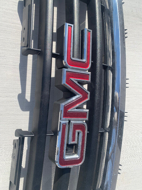 2007-13 GMC Sierra Grille oem gm in Other in Hamilton - Image 3
