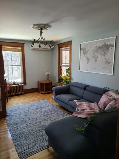 Logement situé dans le vieux nord de Sherbrooke. Près de tout! 6,5 offrant 2 chambres à coucher, cui...