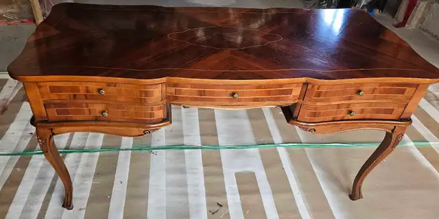 Antique elegant wood desk in Desks in Markham / York Region - Image 4