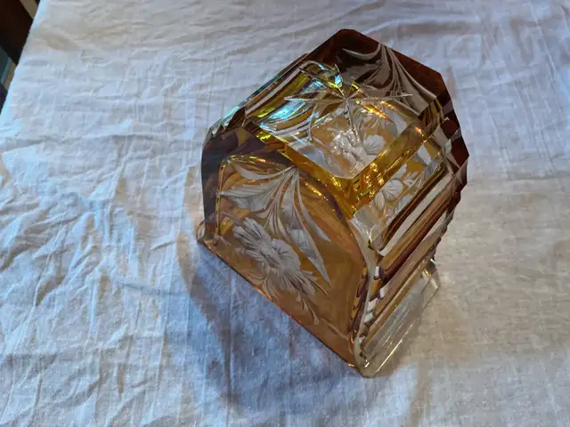 Nicely crafted lead crystal vase64840217702018122