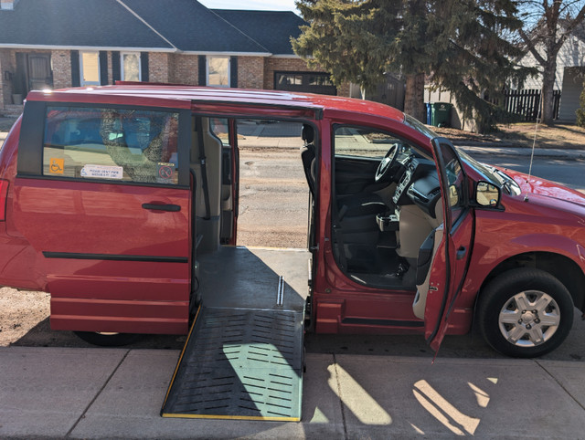 2013 Dodge Grand Caravan SE side entry wheelchair accessible van in Cars & Trucks in Saskatoon