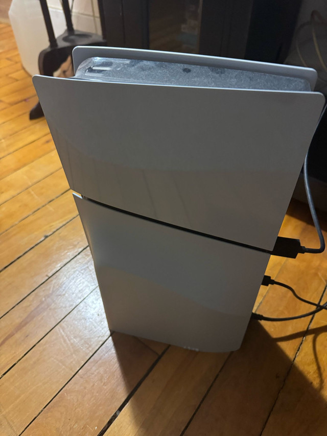 Sony PS 5 less than 6 months old with over 1 year warranty  in Sony Playstation 5 in Kitchener / Waterloo - Image 2
