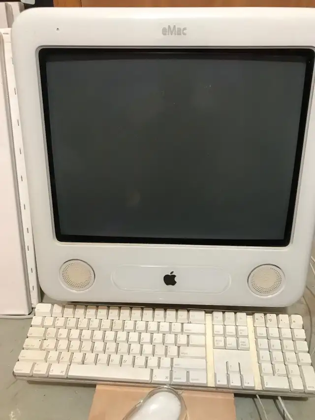eMac power Mac G5 in Desktop Computers in Ottawa - Image 2