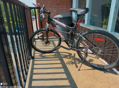 Fuji Sunfire, 8 Speed, 24 gear, 17" frame. Complete with kick stand, security lock, headlight and ta...