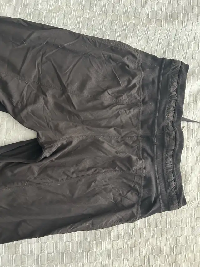 Lululemon pants Size medium in Women's - Bottoms in Barrie - Image 3