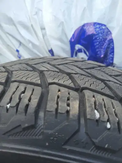Pneus d'hiver usagé Michelin 215/55 R17 bon pour encore deux ans