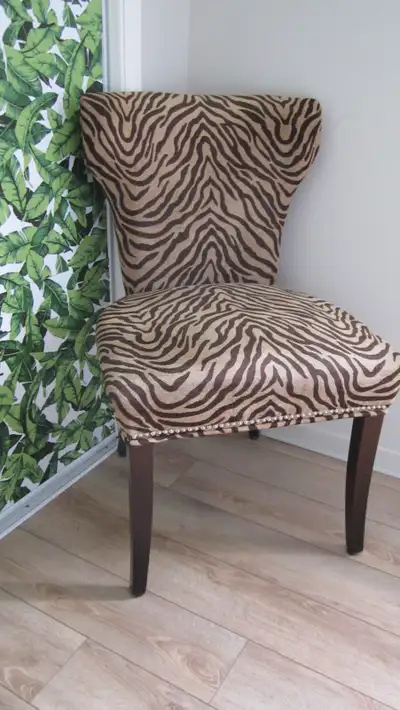 Chaise d'appoint décorative, View more