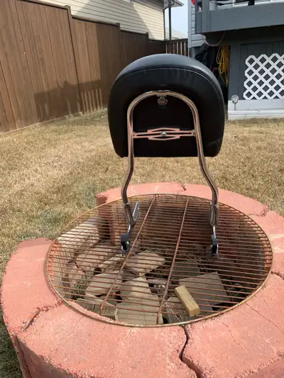 Passenger backrest. I think it fits softails. Does not fit my road king. Offers