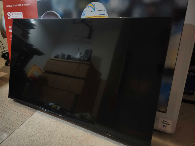 Like New 50" Hisense Android TV 4K ULTRA HD in TVs in Mississauga / Peel Region - Image 3