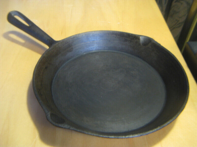 Poêle en fonte D 9 INCH SKILLET TAIWAN. NON NÉGOCIABLE. dans Autre  à Trois-Rivières