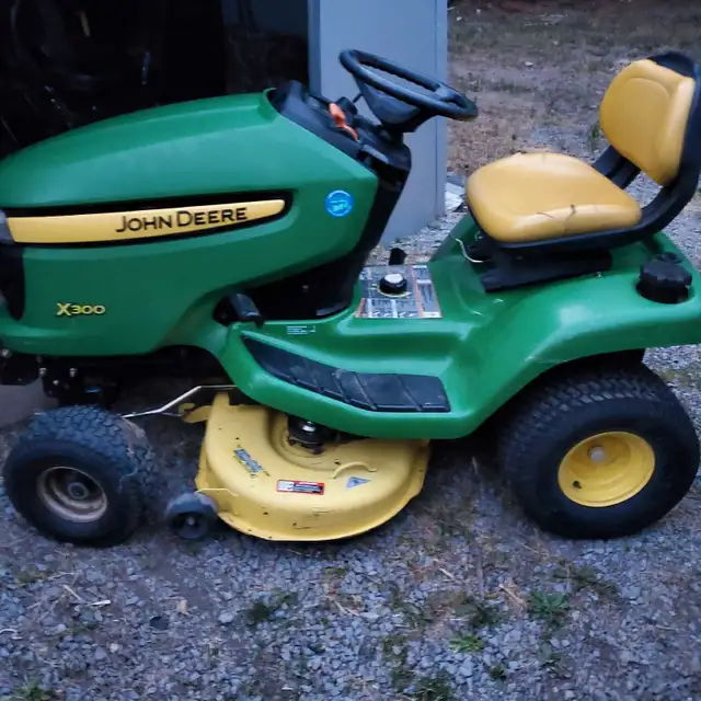 2006 john deere x300 in Lawnmowers & Leaf Blowers in Belleville - Image 7