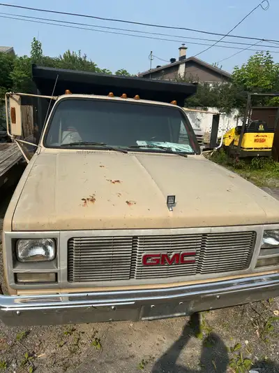 GMC 350 2 . 5 tonnes 1989 400.000 km - Camion Dompeur - Porte ouvre sur le côté - Manuel ** Make an...