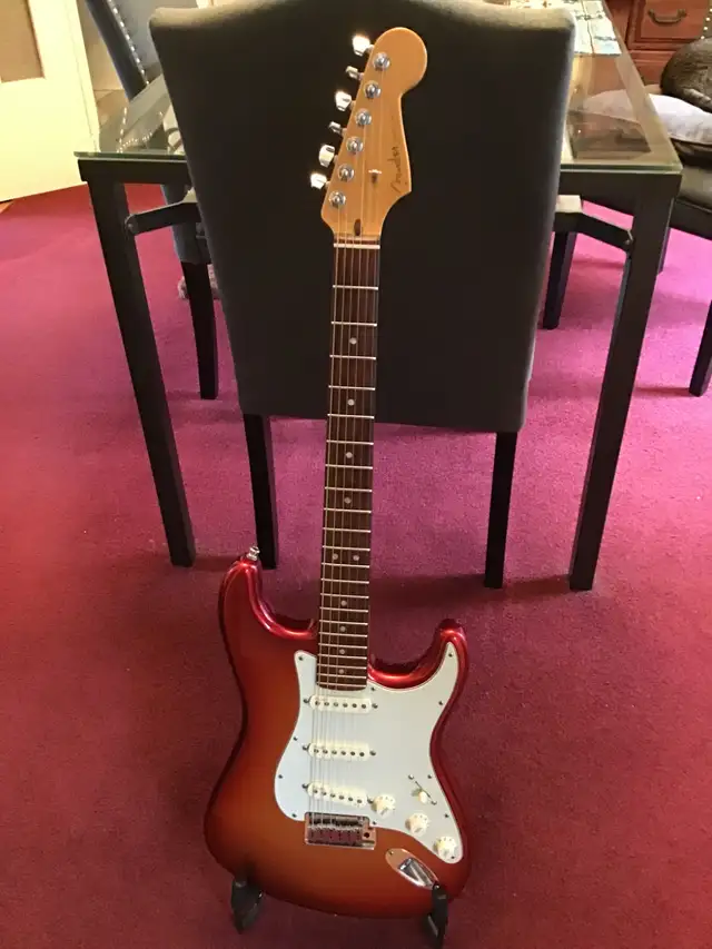 PROPERLY SET-UP 60th Anniversary Deluxe Stratocaster in Guitars in London - Image 3