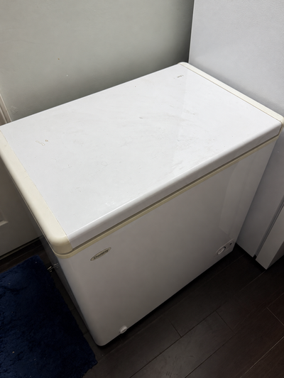 Brand: Danby Model: DCF055A1WDB1 Capacity: 5.5 Cu. Ft. (156L) Colour: White Features: - Spacious 156...