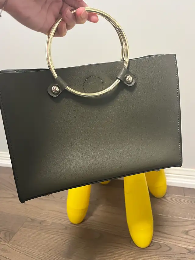 Woman’s Purse in Bags & Luggage in Oakville / Halton Region - Image 5