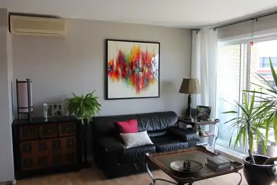 Secteur et immeuble paisibles. Non meublé, non chauffé, non éclairé (environ 50$/mois). Disponible :...