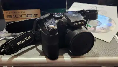 (NEW IN THE BOX) FujiFilm FinePix S1000fd digital camera, boasting a 10.0-megapixel sensor and a pow...