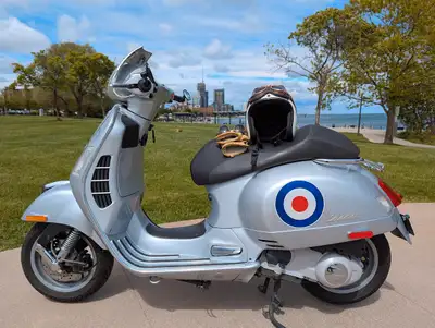 Professionally maintainedl beautiful silver Vespa GTS 250ie is ready for summer cruising. MC license...