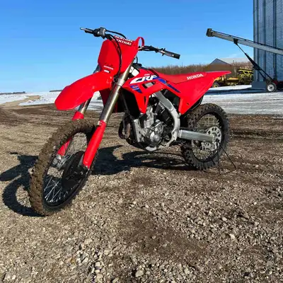 2022 crf250 in mint shape bike has low hours original back tire with more than half life. 1 owner