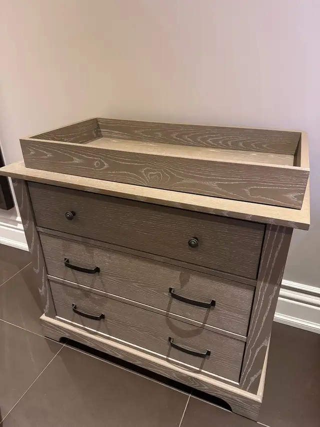 High-Quality Solid Wood 3-Drawer Dresser in Dressers & Wardrobes in City of Toronto - Image 2