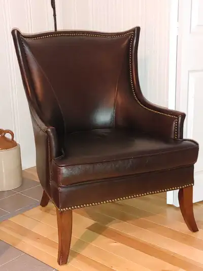 Fauteuil à oreilles " BOMBAY " en cuir véritable. Avec garnitures cloutées. Chic et classique à la f...