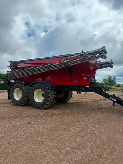 Hello, here is a Salford 9620 spreader for sale, year 2022, dual bin option, 70 ft, scale, electric...