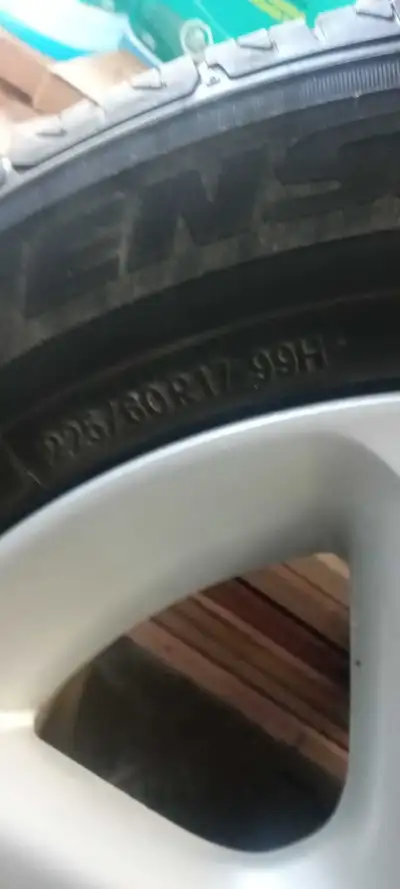 Mags Nissan 17pouces bolts patterns 5x114.3. center bore 66.1. + Pneus Toyo extensa bonne condition....