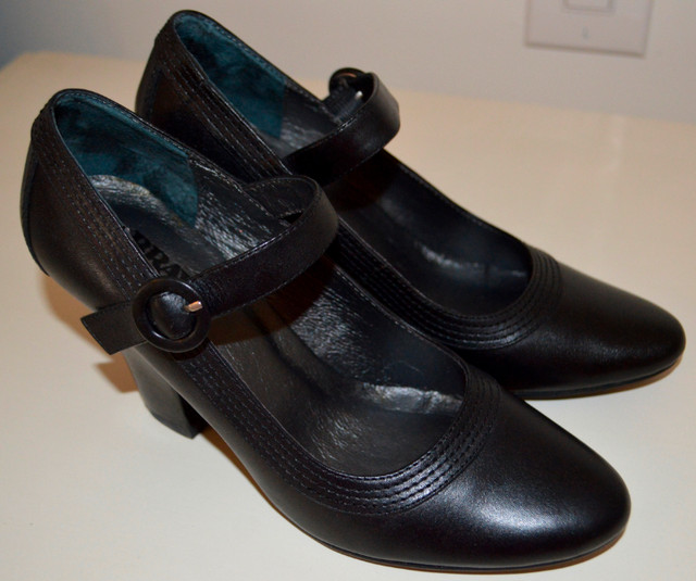 BRAVO Brown's Woman's Black Leather Shoes/Heels Size 6 in Women's - Shoes in City of Toronto - Image 3