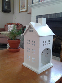 Decorative birdhouse or candleholder