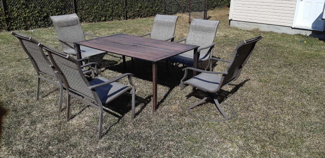 Table de métal et 4 chaises  dans Mobilier pour terrasse et jardin  à Laval/Rive Nord