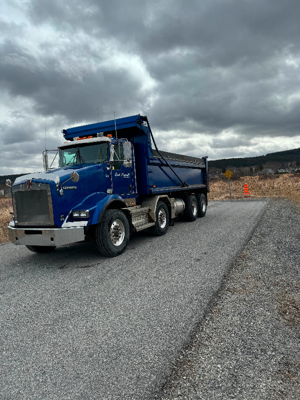 Camion 12 roue dompeur kenworth T800 in Heavy Trucks in West Island - Image 3