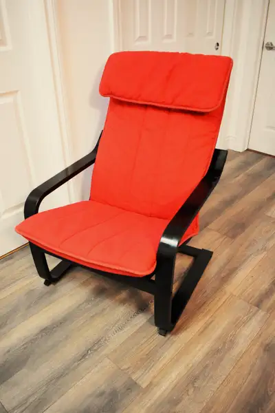Avec coussin de choix (rouge ou avec motif feuilles). Ramassage possible à la fin de la semaine à St...