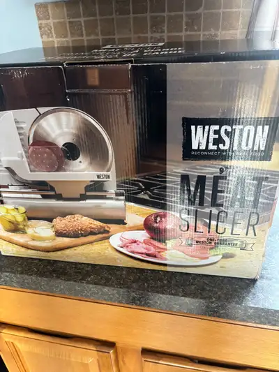 Used once basically brand new super clean This Weston meat slicer features an 8.5/8" (22 cm) stainle...