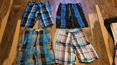 i have some 3/4 short for sale size 28 , nice shorts for the summer 5$ each, jaurais des culotte cou...