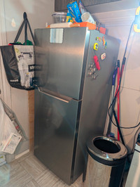 Insignia Apartment size Refrigerator Frigo Stainless Steel - 1 y