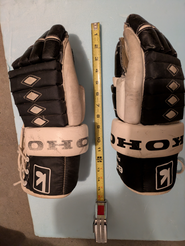 Koho Hockey gloves in Hockey in Calgary - Image 3